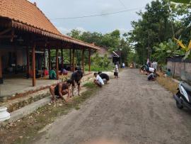 Warga Jamburejo Gelar Kerja Bakti Lintas Iman Jaga Kebersihan Lingkungan