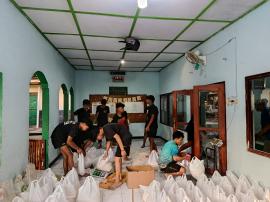 Remaja Masjid Al Muttaqin Salurkan Zakat secara Door to Door
