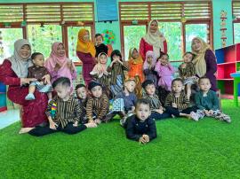PERINGATI HARI KARTINI, KB KASIH IBU GELAR FASHION SHOW BUSANA ADAT JAWA